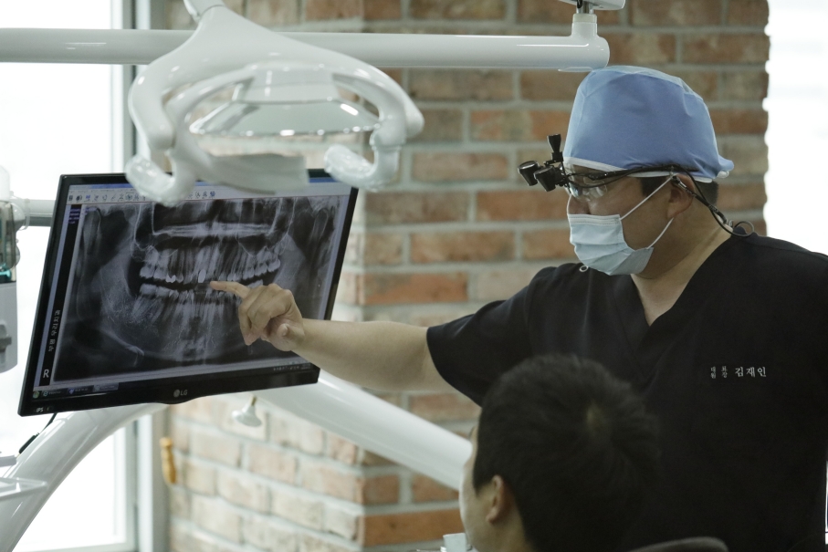 부평 임플란트 수명 연장 상담 및 과정 설명 장면
