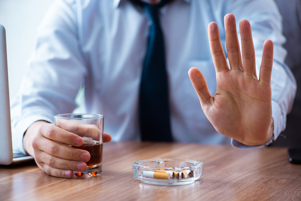 부평역치과 치료 시 금연과 금주 진행